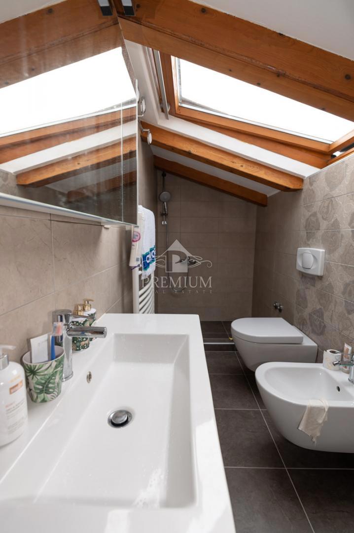 CASA MODERNAMENTE ARREDATA CON PISCINA E GIARDINO