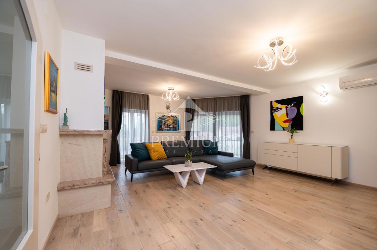 CASA MODERNAMENTE ARREDATA CON PISCINA E GIARDINO