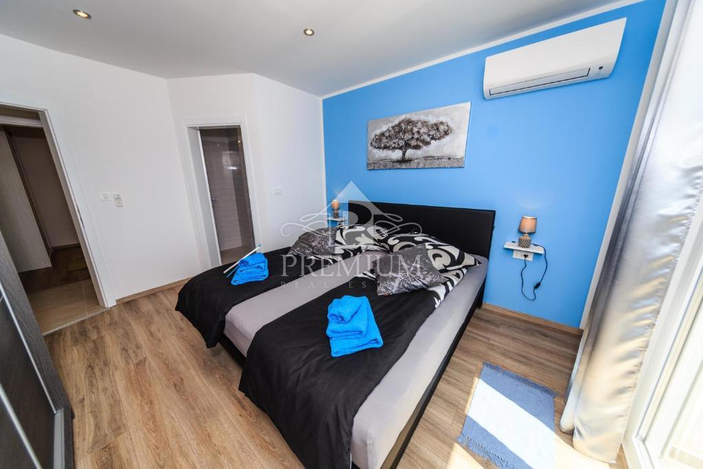 CASA MODERNA CON PISCINA E AMPIO GIARDINO