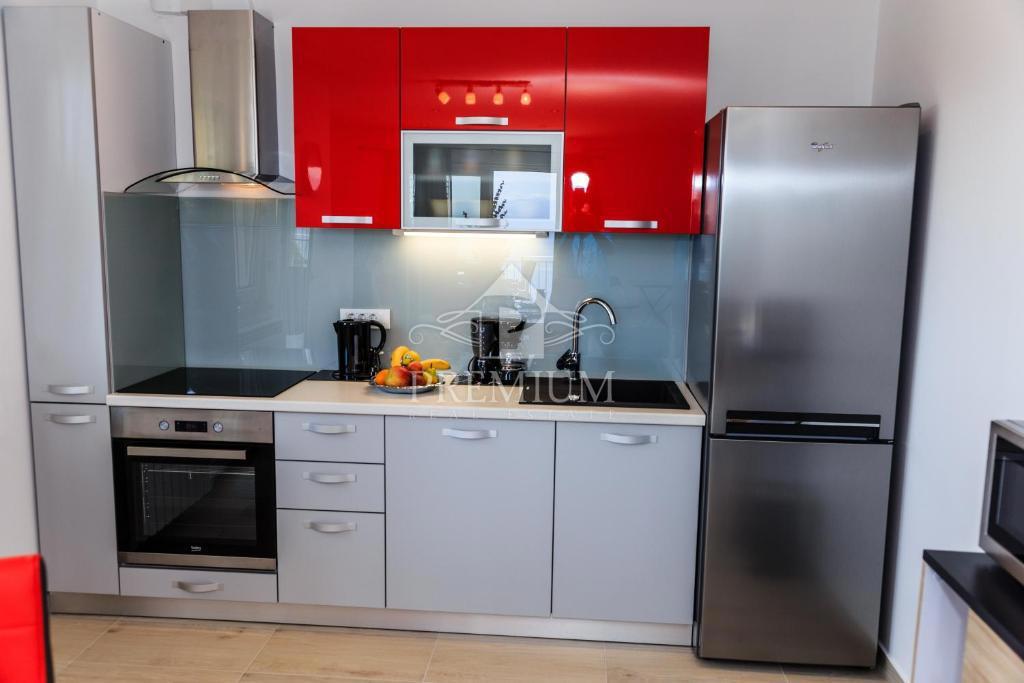 CASA MODERNA CON PISCINA E AMPIO GIARDINO