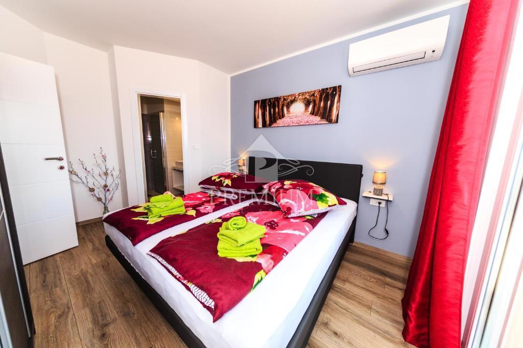 CASA MODERNA CON PISCINA E AMPIO GIARDINO