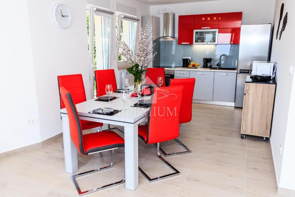 CASA MODERNA CON PISCINA E AMPIO GIARDINO