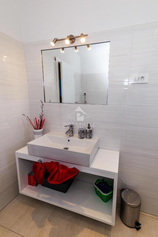 CASA MODERNA CON PISCINA E AMPIO GIARDINO