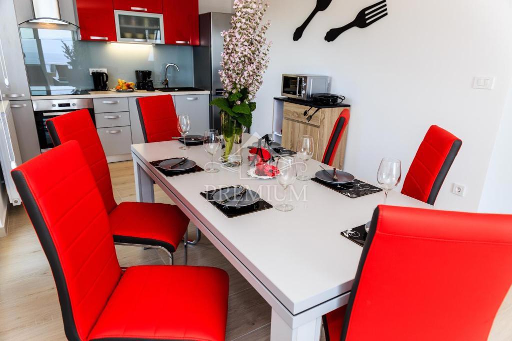 CASA MODERNA CON PISCINA E AMPIO GIARDINO