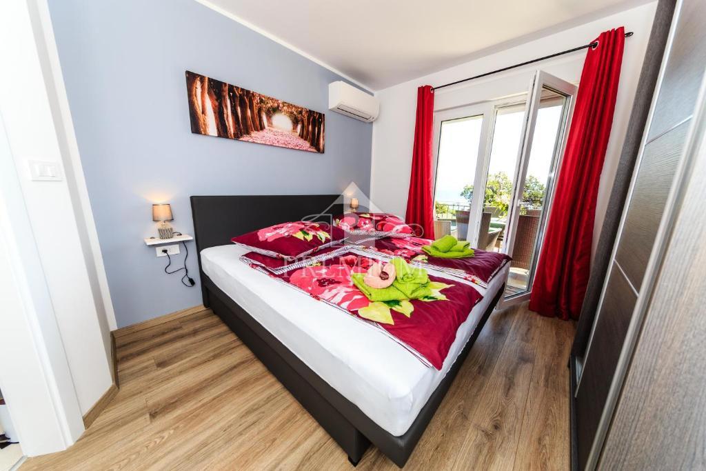 CASA MODERNA CON PISCINA E AMPIO GIARDINO