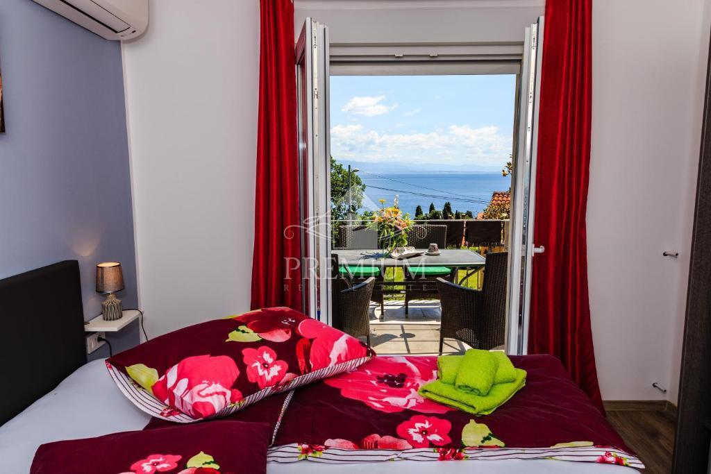 CASA MODERNA CON PISCINA E AMPIO GIARDINO