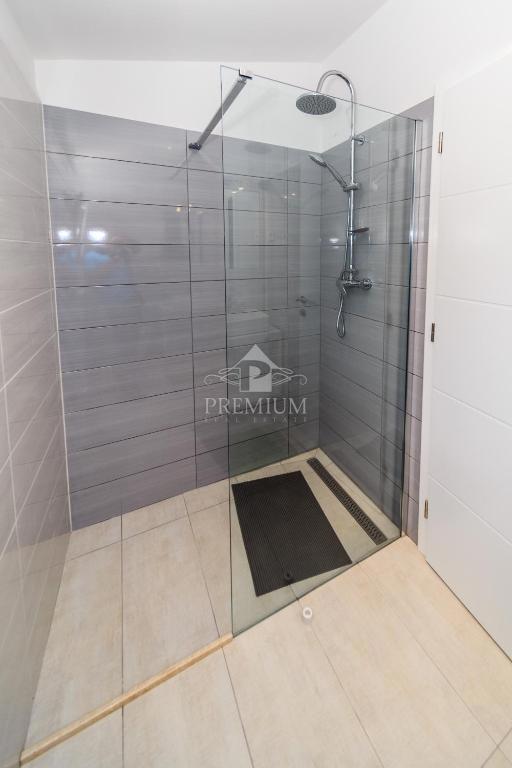 CASA MODERNA CON PISCINA E AMPIO GIARDINO