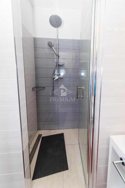 CASA MODERNA CON PISCINA E AMPIO GIARDINO