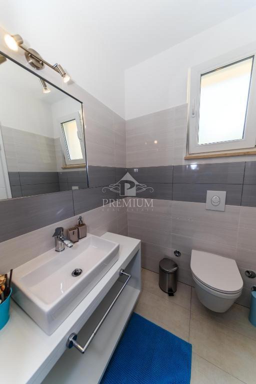 CASA MODERNA CON PISCINA E AMPIO GIARDINO