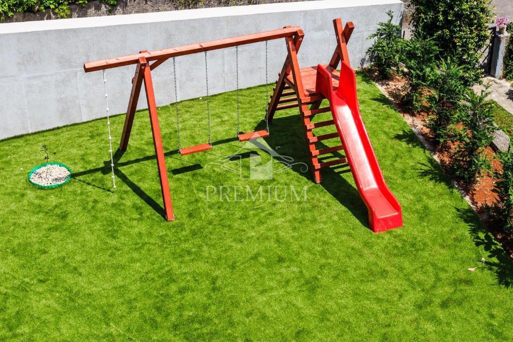 CASA MODERNA CON PISCINA E AMPIO GIARDINO