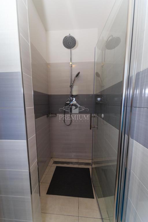 CASA MODERNA CON PISCINA E AMPIO GIARDINO