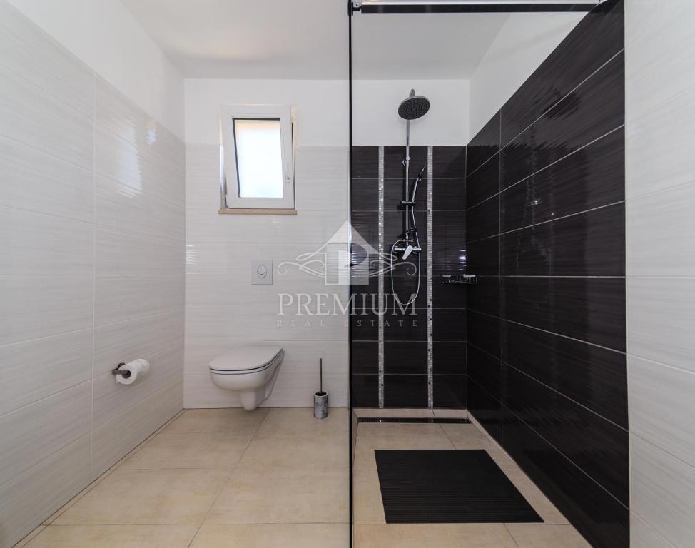 CASA MODERNA CON PISCINA E AMPIO GIARDINO