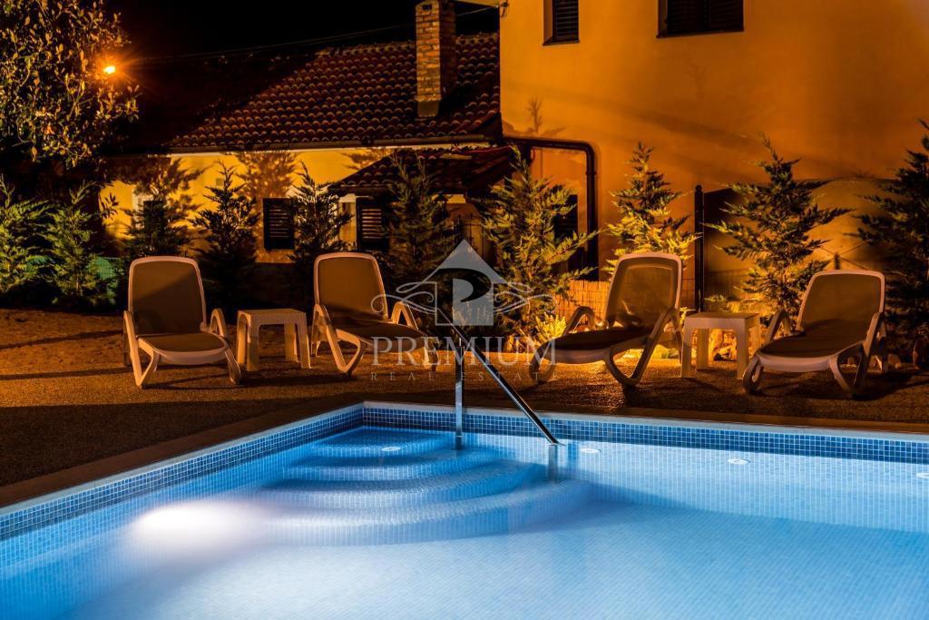 CASA MODERNA CON PISCINA E AMPIO GIARDINO