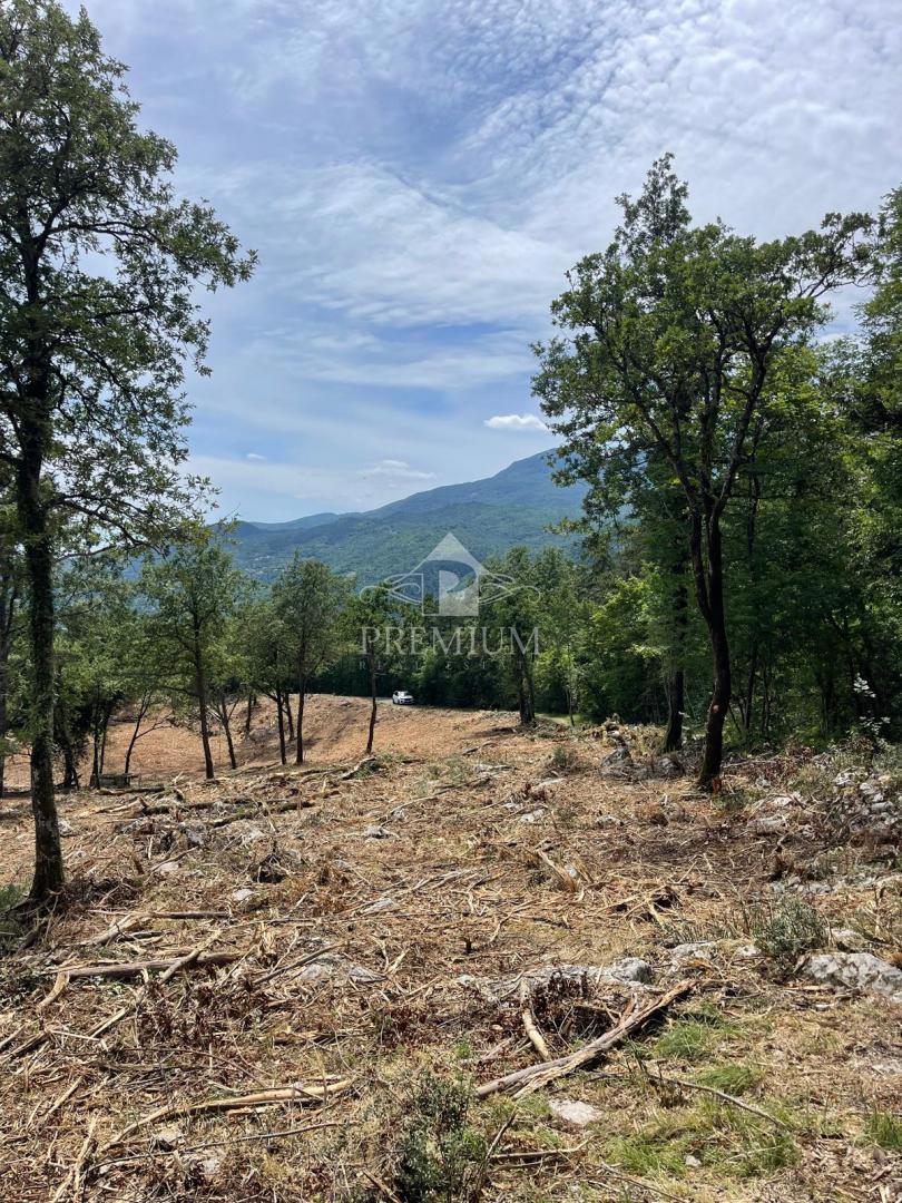 AMPIO TERRENO CON BELLISSIMA VISTA, POSIZIONE TRANQUILLA, ZONA T-1