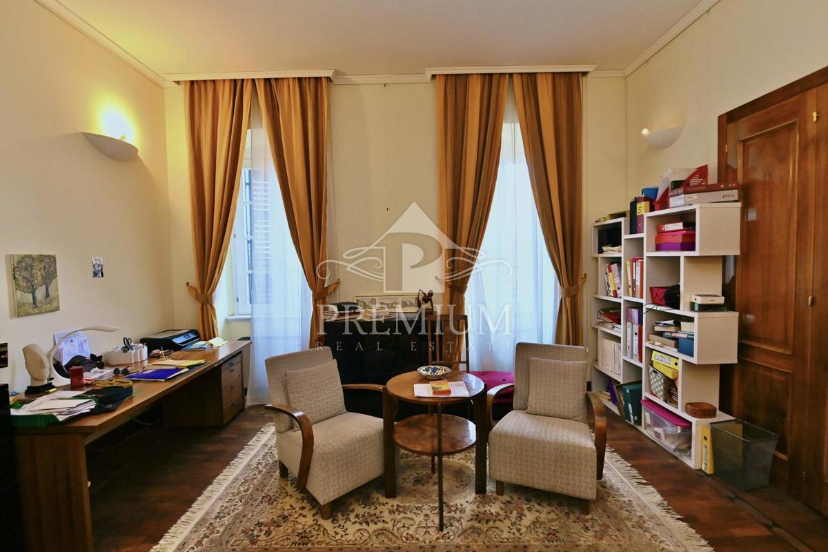 SPAZIOSO APPARTAMENTO A  CENTRO, VICINO AL MARE