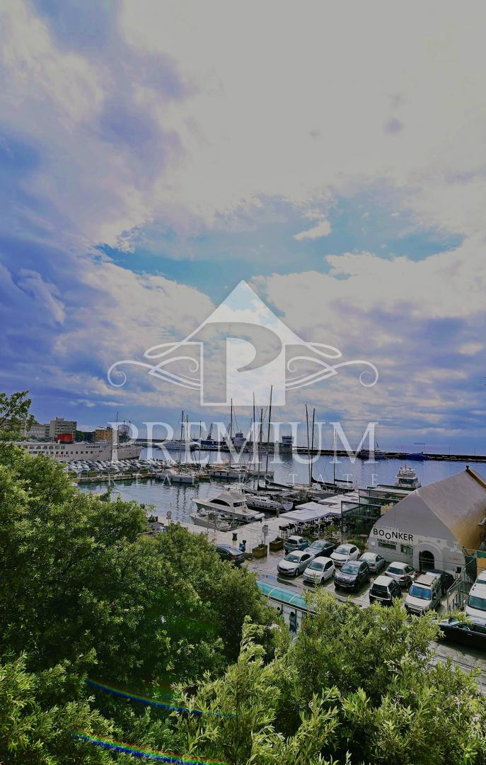 SPAZIOSO APPARTAMENTO A  CENTRO, VICINO AL MARE