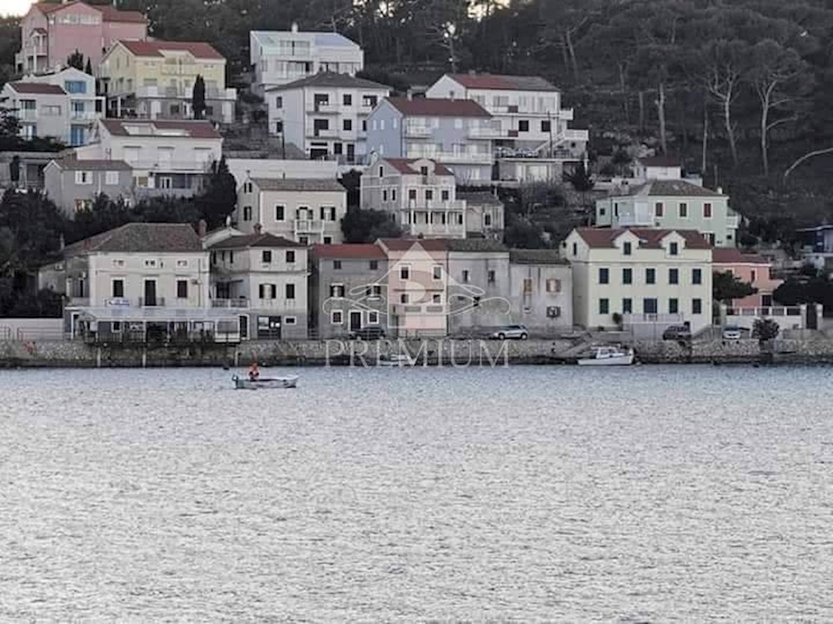 CASA SUL LUNGOMARE, PRIMA FILA