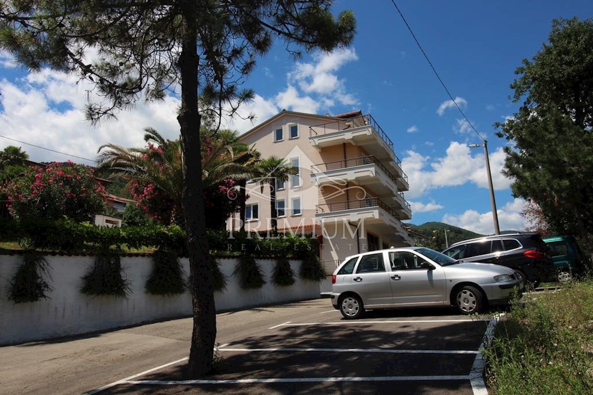 APPARTAMENTO SU DUE PIANI CON 2 TERRAZZI E UN BALCONE, VISTA