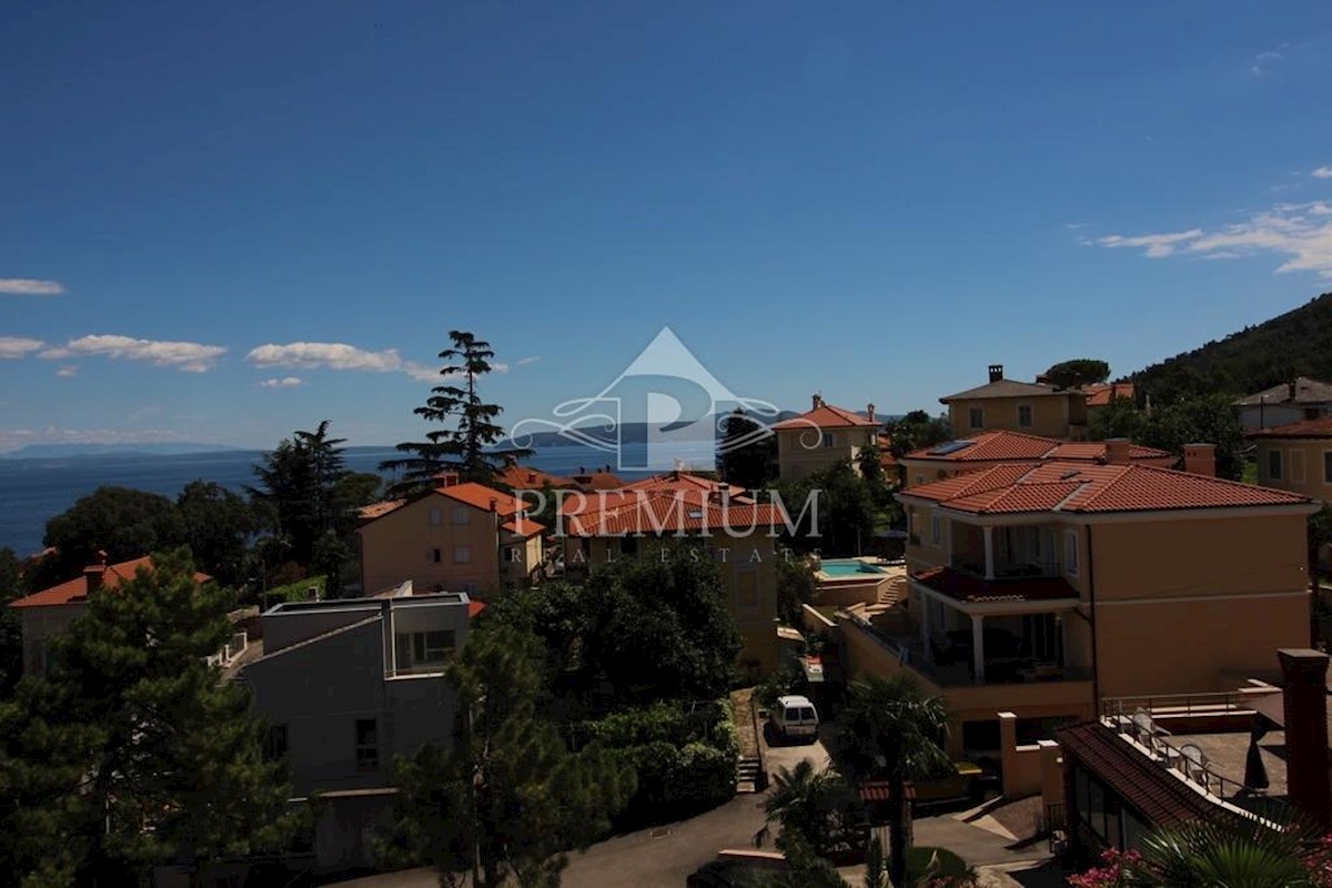 APPARTAMENTO SU DUE PIANI CON 2 TERRAZZI E UN BALCONE, VISTA