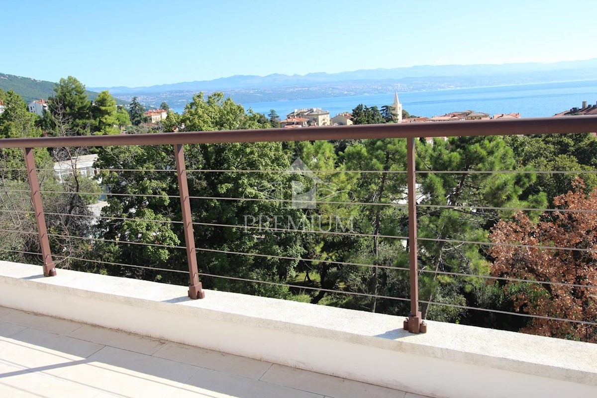 APPARTAMENTO SU DUE PIANI CON 2 TERRAZZI E UN BALCONE, VISTA