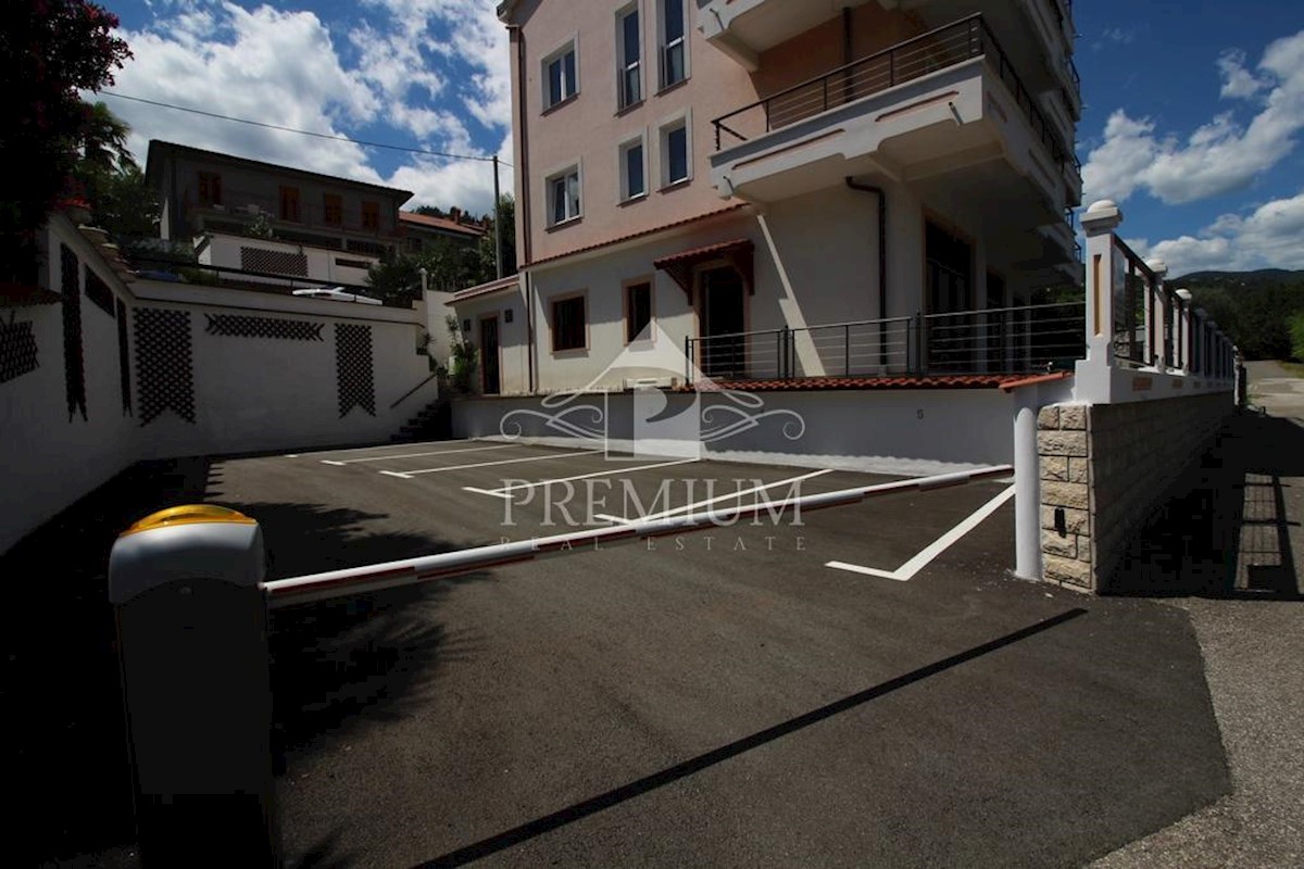 APPARTAMENTO SU DUE PIANI CON 2 TERRAZZI E UN BALCONE, VISTA