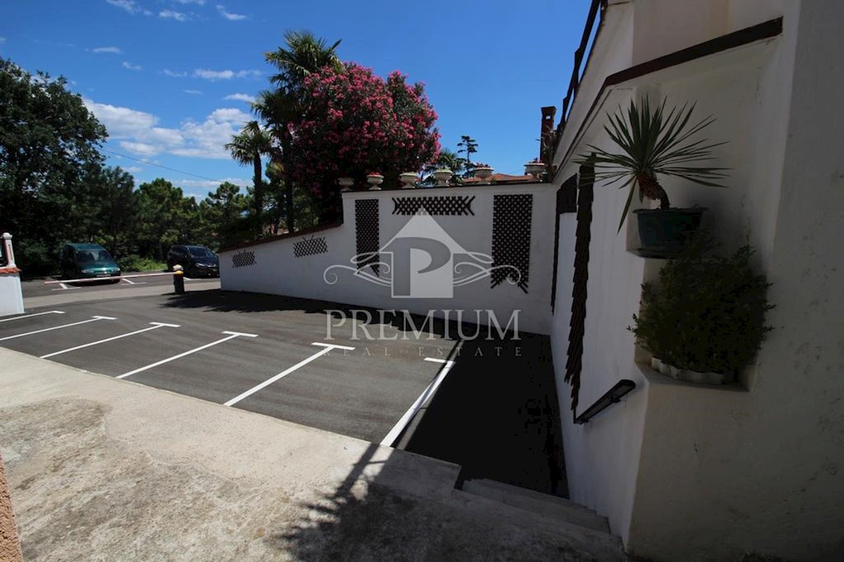 APPARTAMENTO SU DUE PIANI CON 2 TERRAZZI E UN BALCONE, VISTA