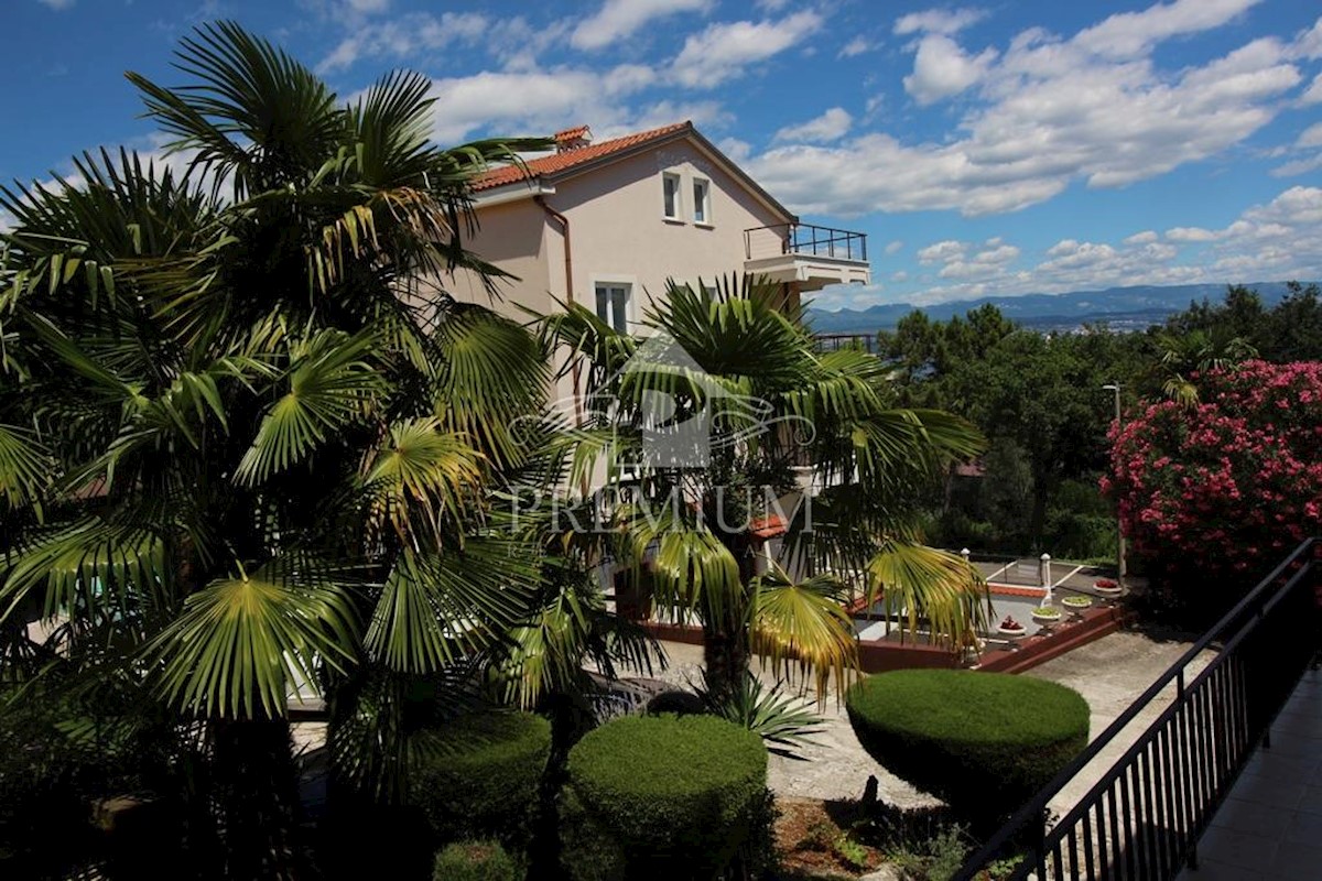 APPARTAMENTO SU DUE PIANI CON 2 TERRAZZI E UN BALCONE, VISTA