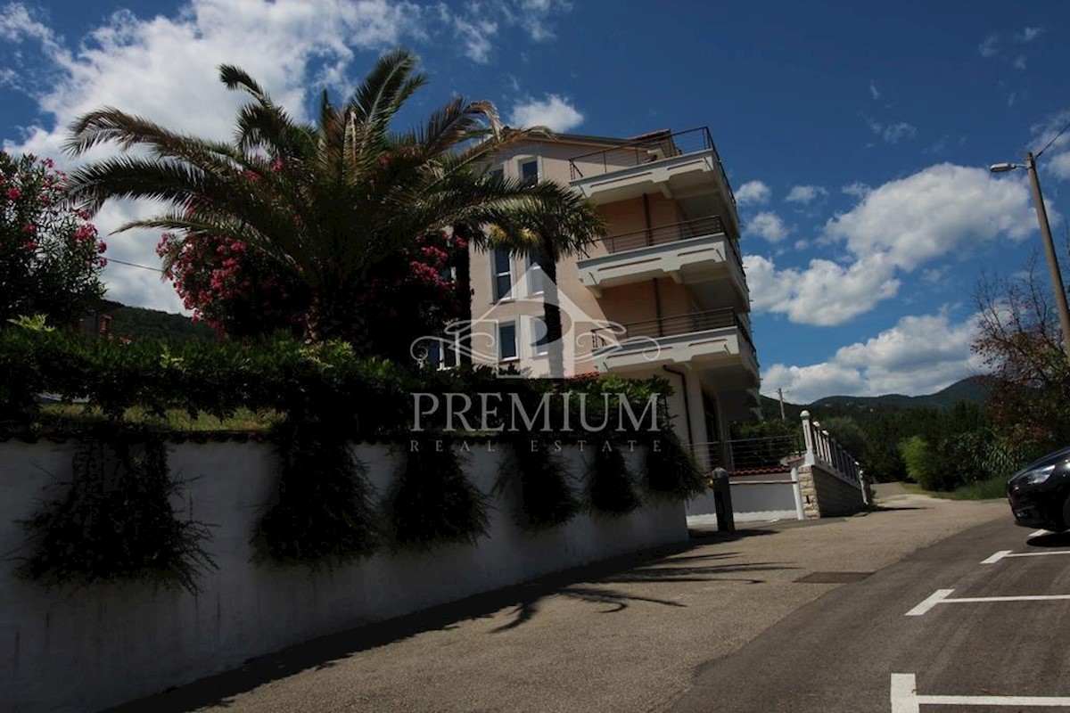 APPARTAMENTO SU DUE PIANI CON 2 TERRAZZI E UN BALCONE, VISTA