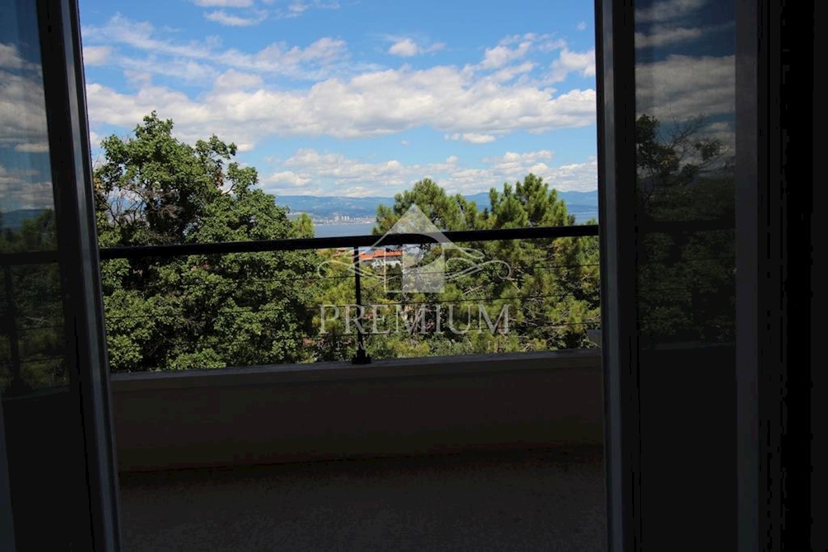 APPARTAMENTO SU DUE PIANI CON 2 TERRAZZI E UN BALCONE, VISTA