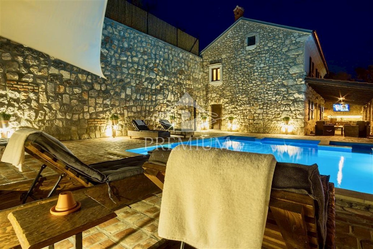 VECCHIA CASA RISTRUTTURATA CON PISCINA, ADATTA AL TURISMO