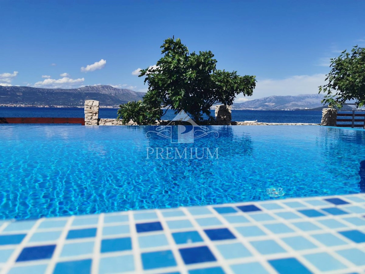 CASA CON PISCINA IN PRIMA LINEA MARE