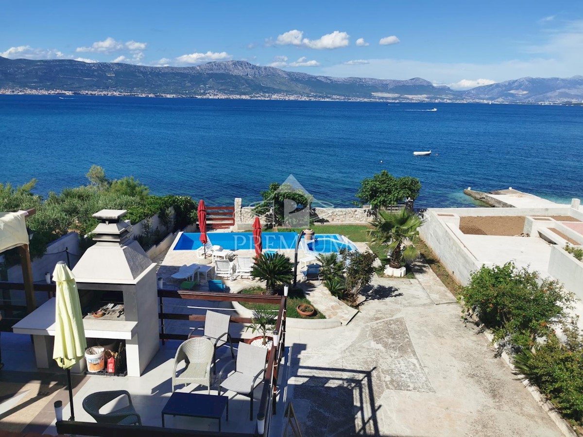 CASA CON PISCINA IN PRIMA LINEA MARE