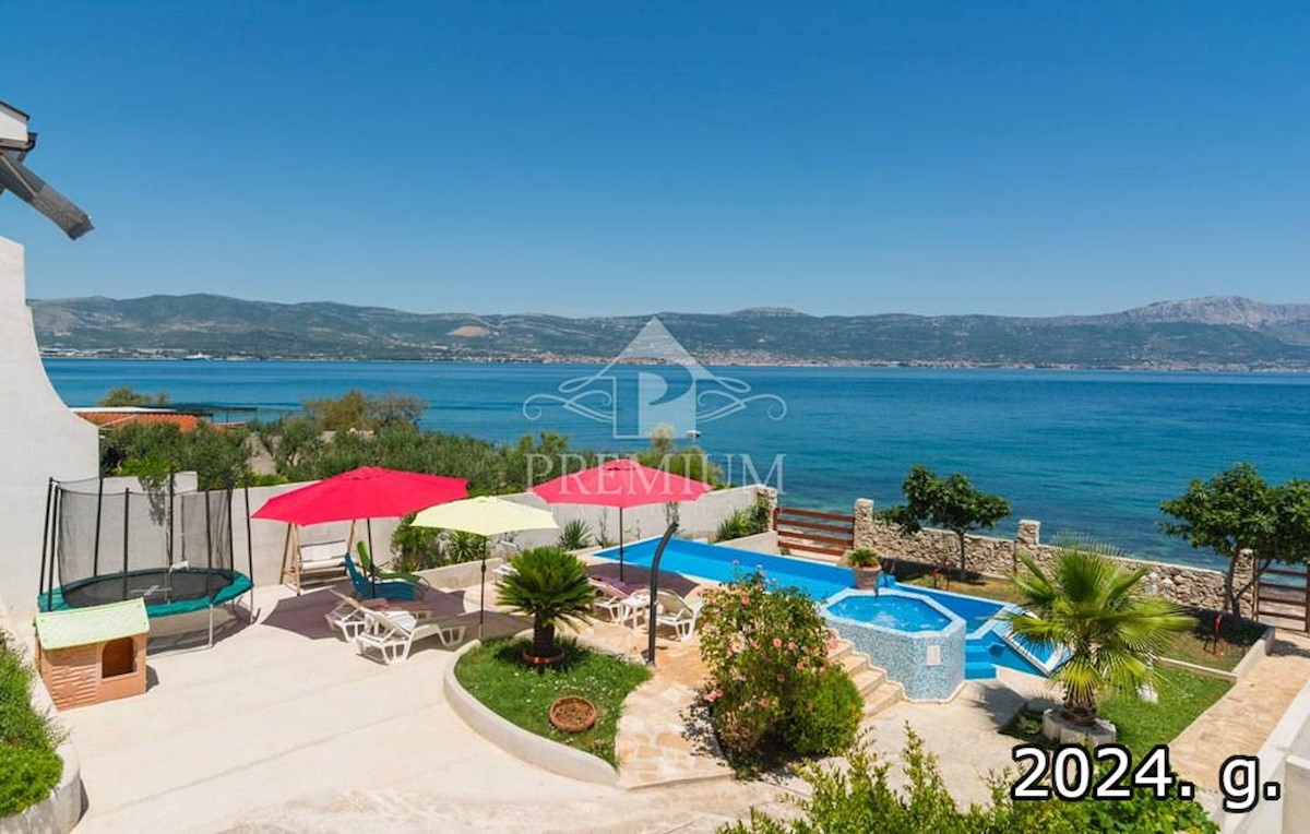 CASA CON PISCINA IN PRIMA LINEA MARE