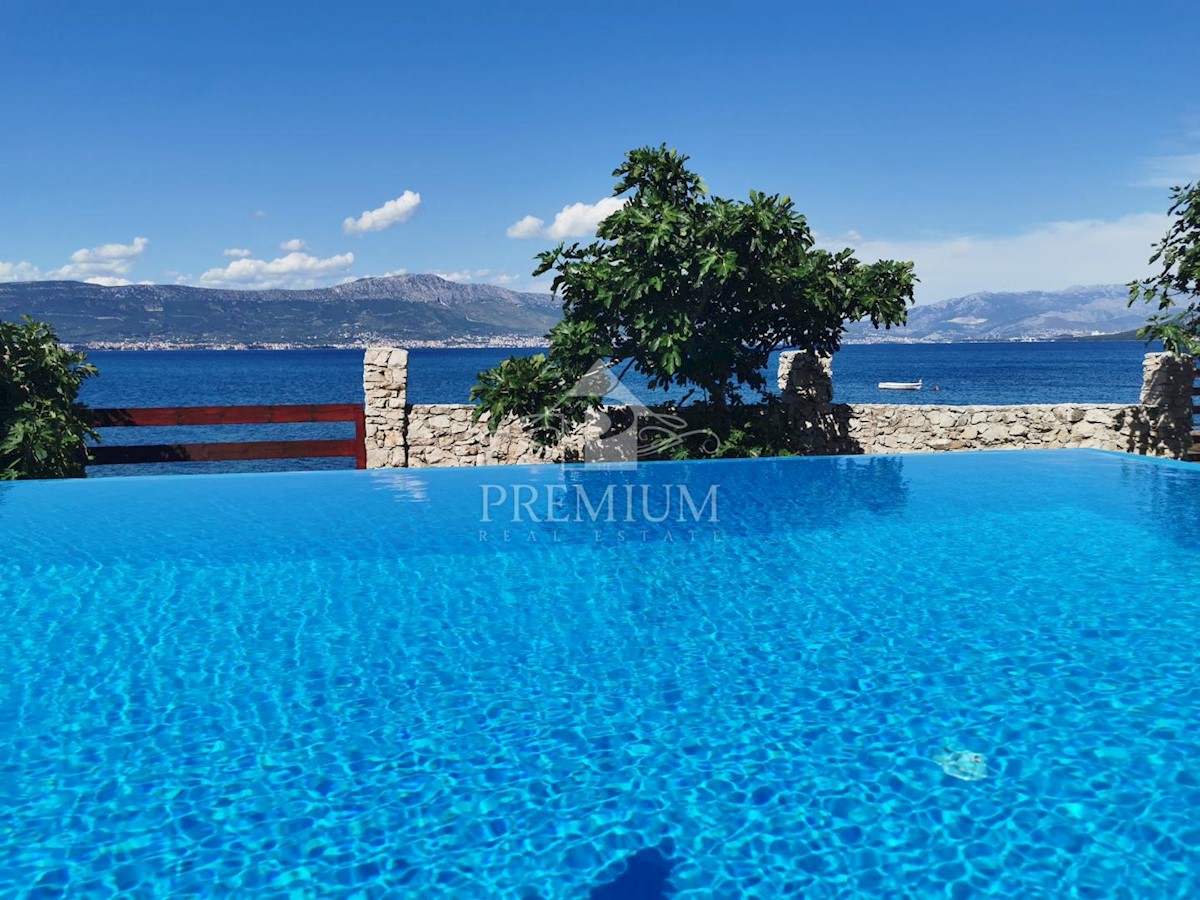 CASA CON PISCINA IN PRIMA LINEA MARE