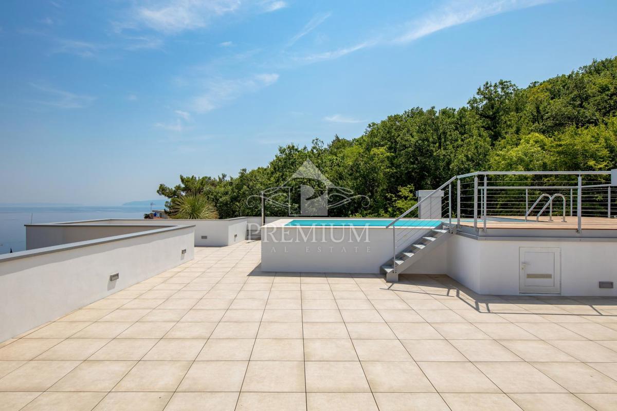 ATTICO CON PISCINA, ASCENSORE, GARAGE, VISTA