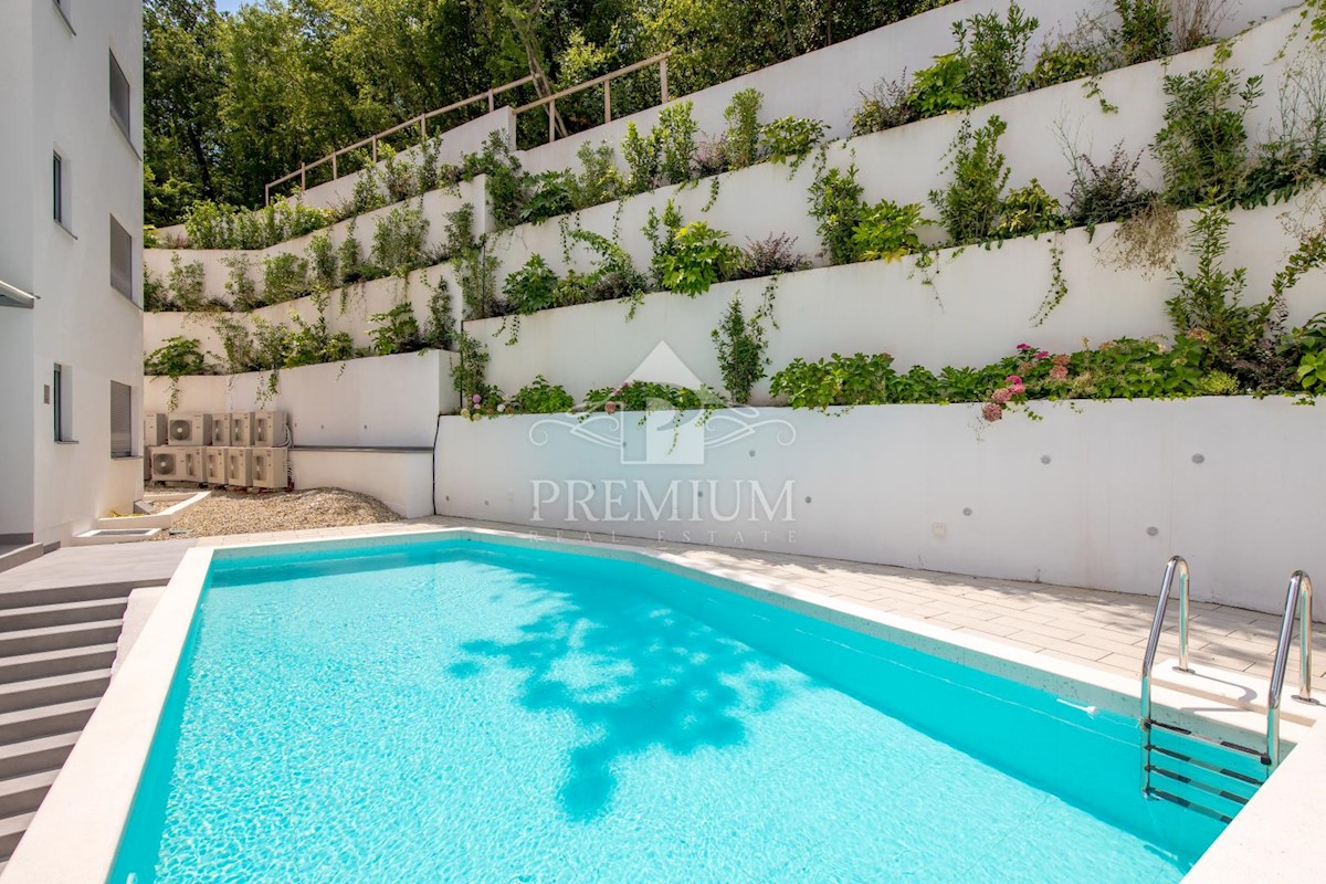 ATTICO CON PISCINA, ASCENSORE, GARAGE, VISTA