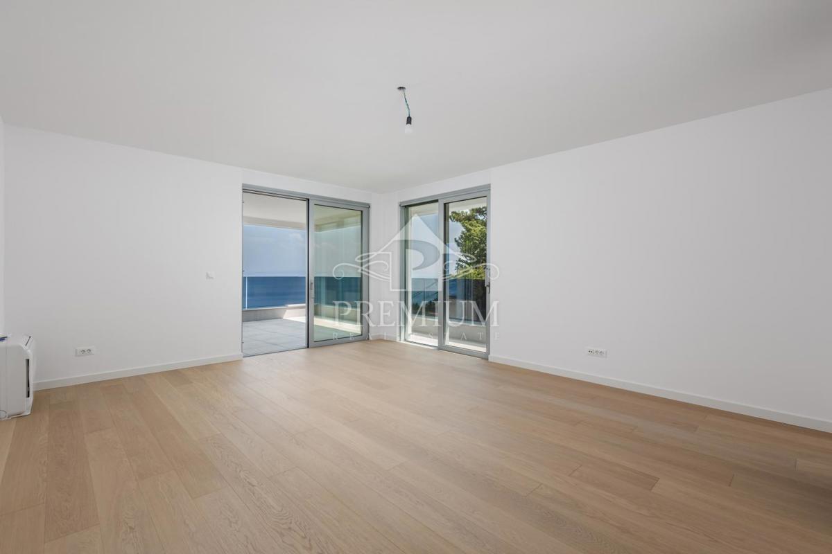 ATTICO CON PISCINA, ASCENSORE, GARAGE, VISTA