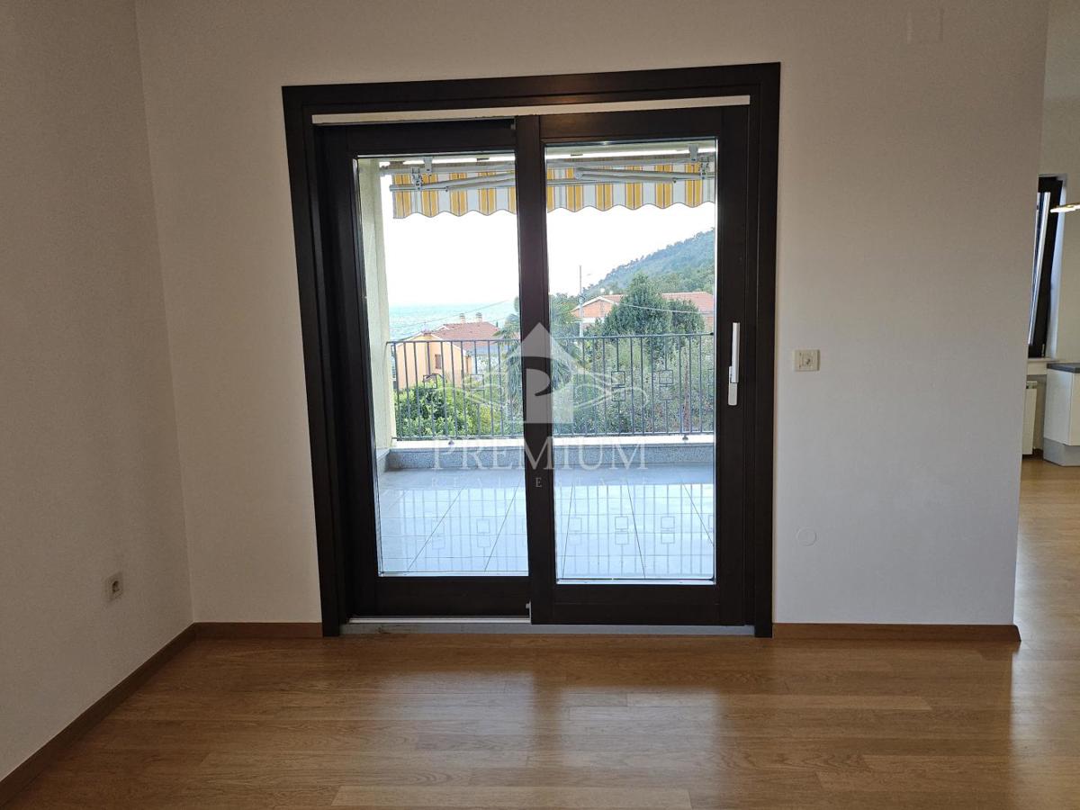 APPARTAMENTO SU DUE PIANI, GARAGE, VICINO AL MARE