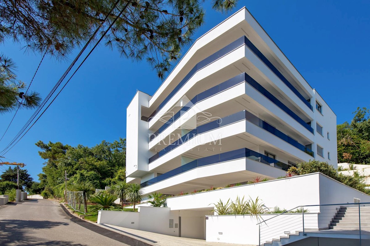 LUSSO APPARTAMENTO CON BELLISSIMA VISTA, PISCINA, ASCENSORE, GARAGE