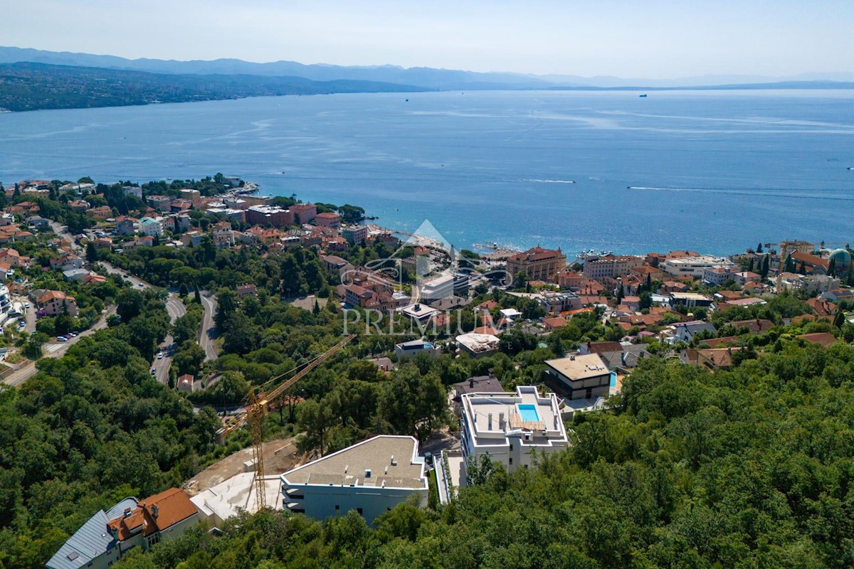 LUSSO APPARTAMENTO CON BELLISSIMA VISTA, PISCINA, ASCENSORE, GARAGE