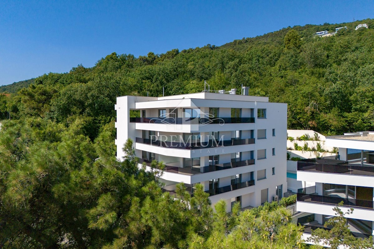 LUSSO APPARTAMENTO CON BELLISSIMA VISTA, PISCINA, ASCENSORE, GARAGE