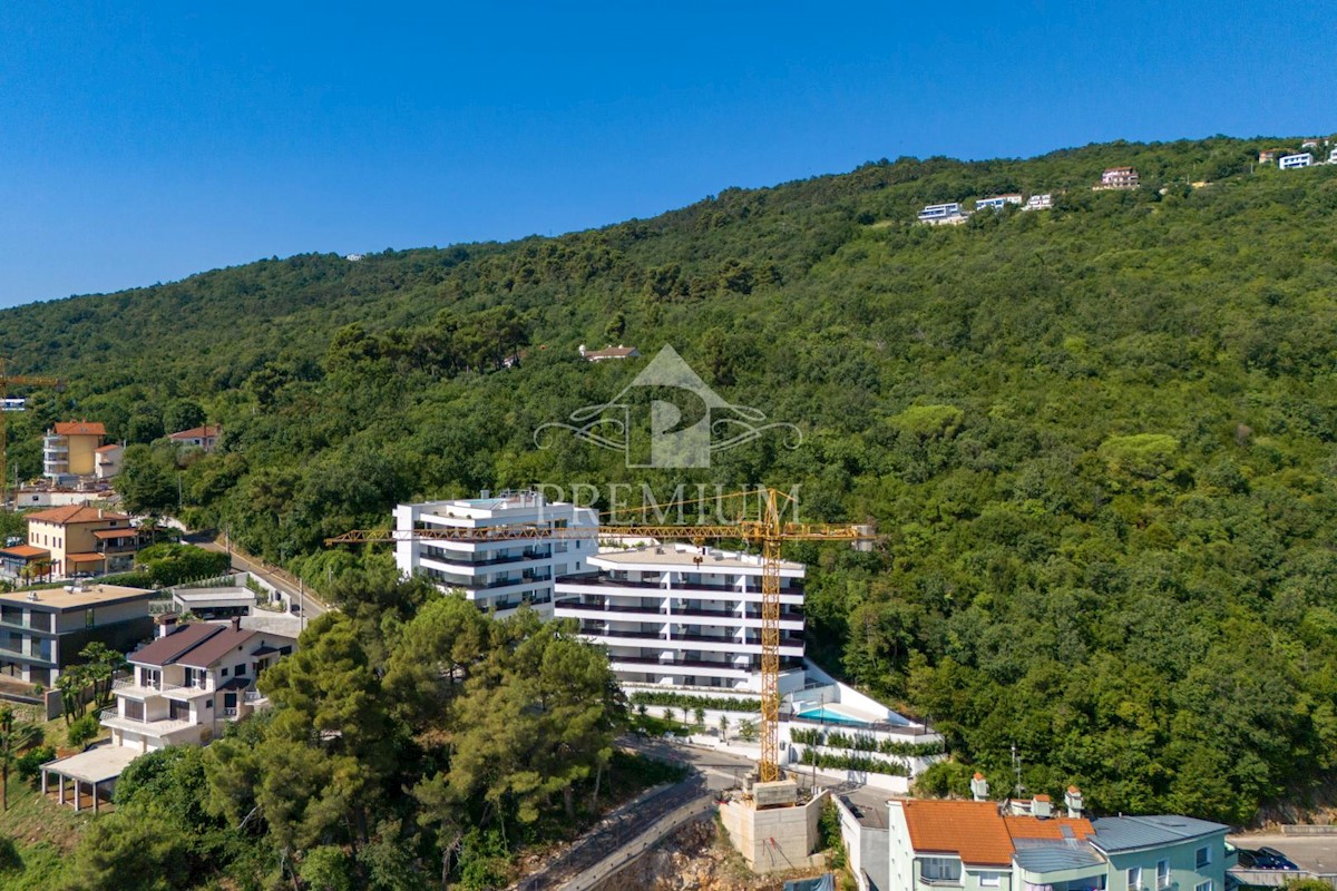 LUSSO APPARTAMENTO CON BELLISSIMA VISTA, PISCINA, ASCENSORE, GARAGE