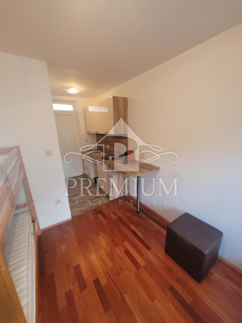 MONOLOCALE, 16 m2, vicino al centro