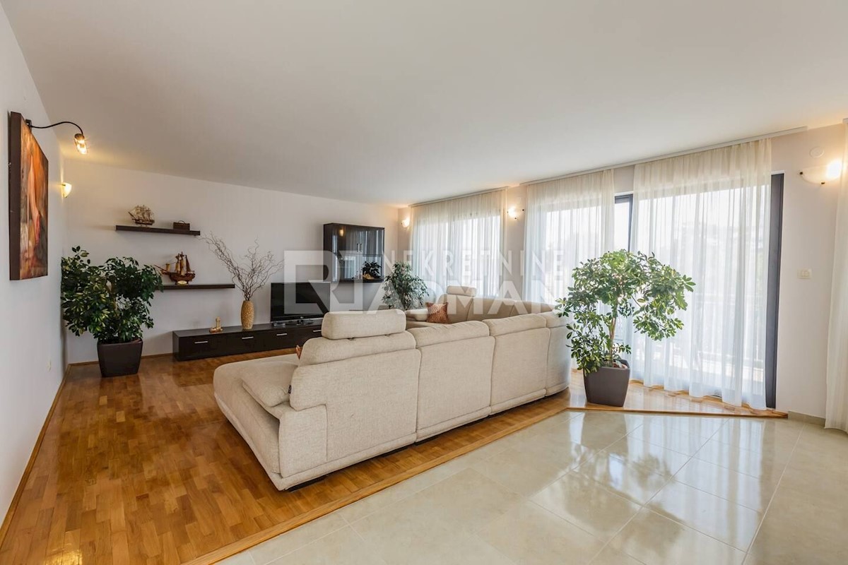 Appartamento Kaštel Lukšić, Kaštela, 400m2