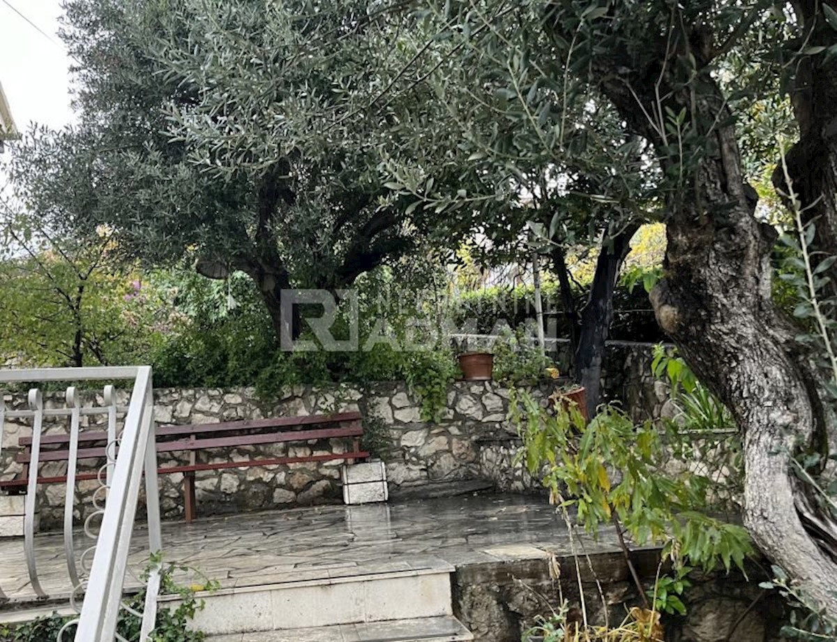  Čiovo, Trogir,  CASA INDIPENDENTE CON GIARDINO VICINO AL MARE  195m2