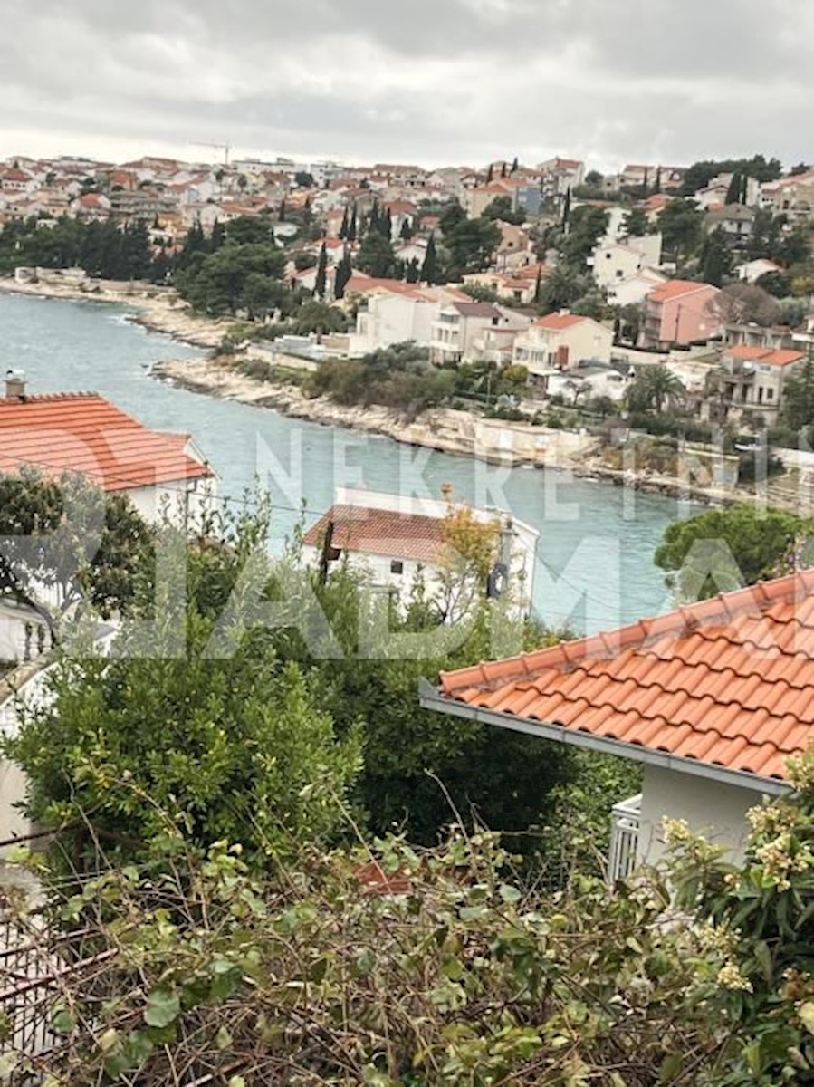  Čiovo, Trogir,  CASA INDIPENDENTE CON GIARDINO VICINO AL MARE  195m2