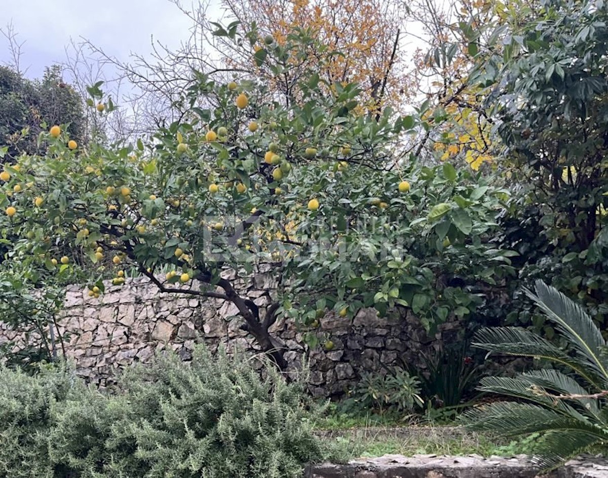  Čiovo, Trogir,  CASA INDIPENDENTE CON GIARDINO VICINO AL MARE  195m2