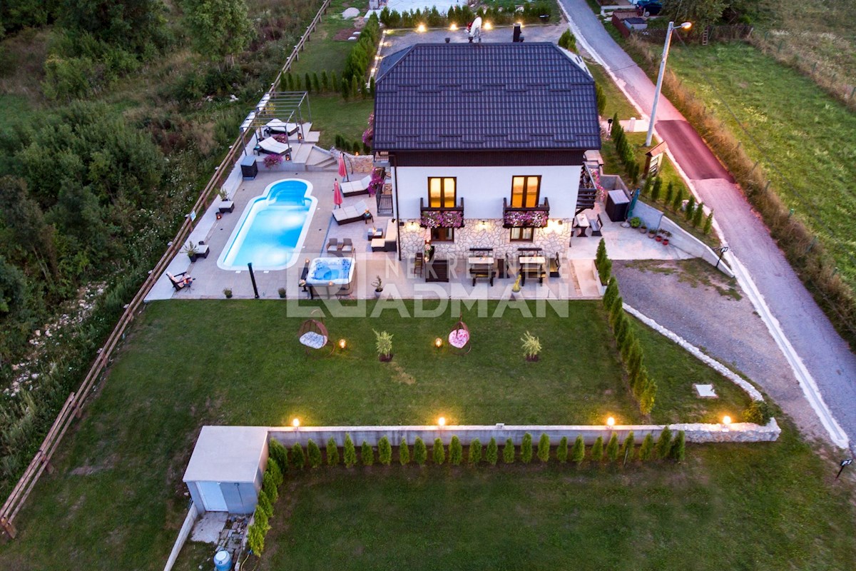 PLITVICE-CASA DI LUSSO CON PISCINA E AMPIO GIARDINO