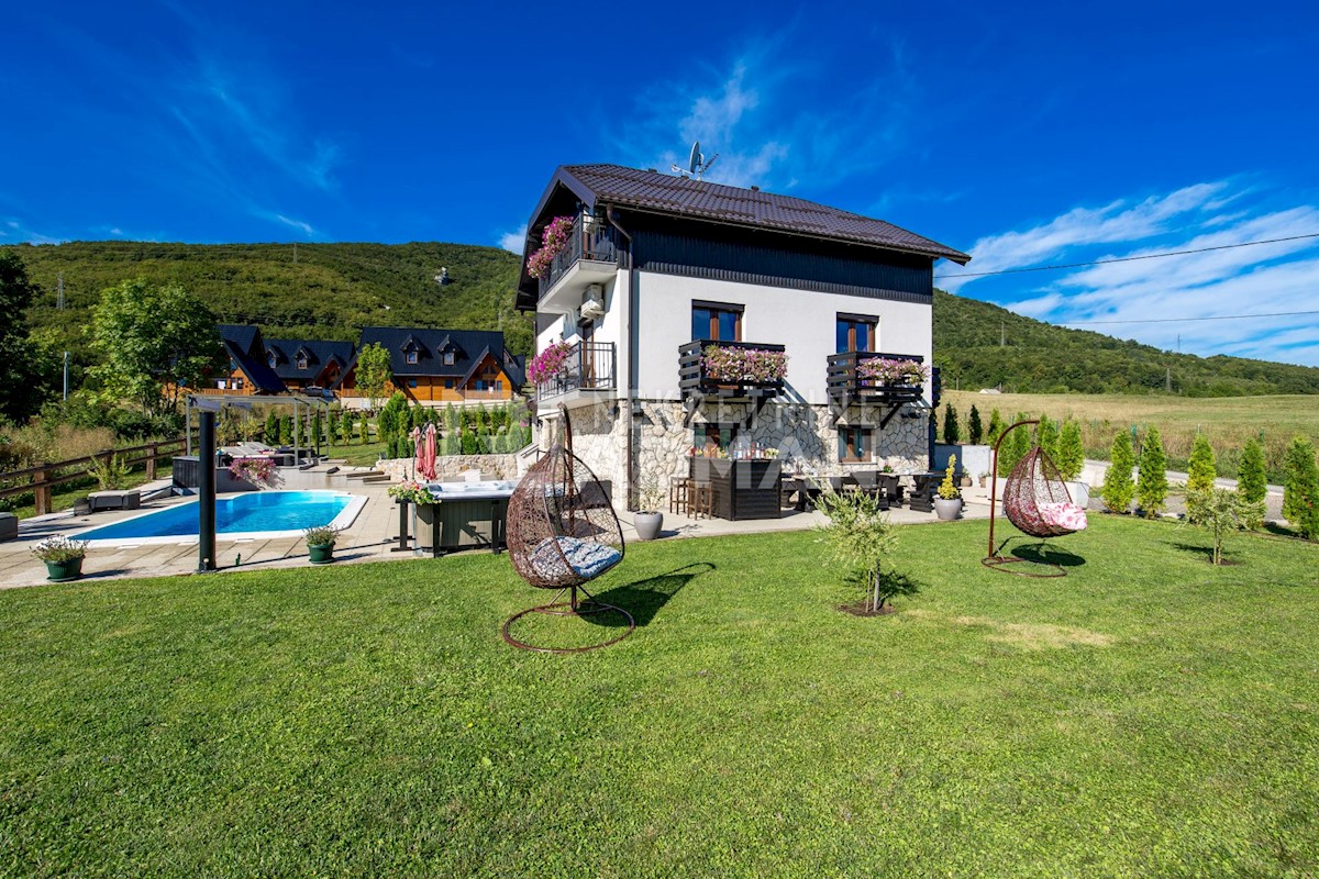 PLITVICE-CASA DI LUSSO CON PISCINA E AMPIO GIARDINO