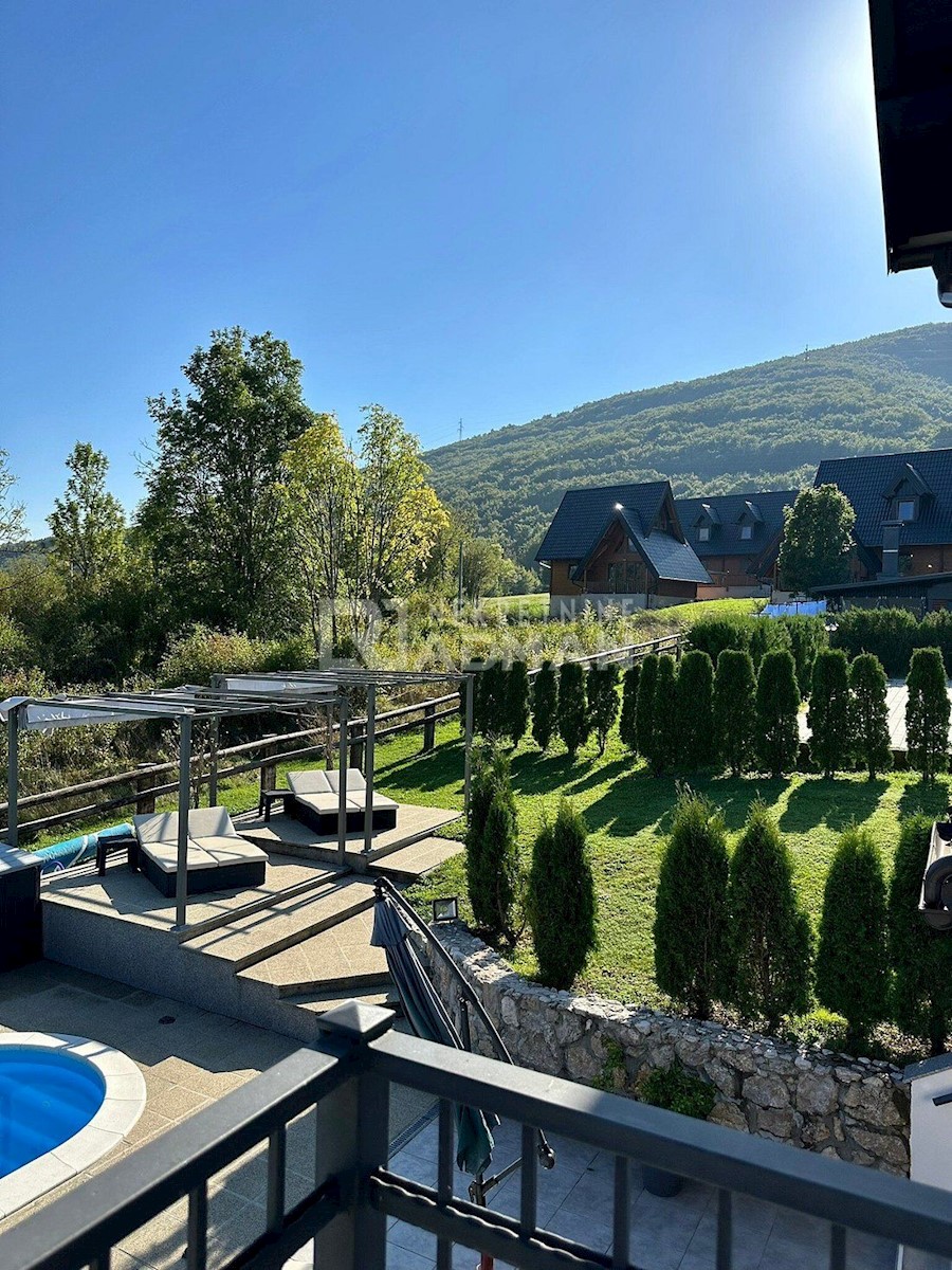 PLITVICE-CASA DI LUSSO CON PISCINA E AMPIO GIARDINO